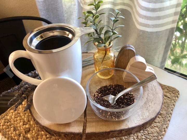 measuring tea leaves