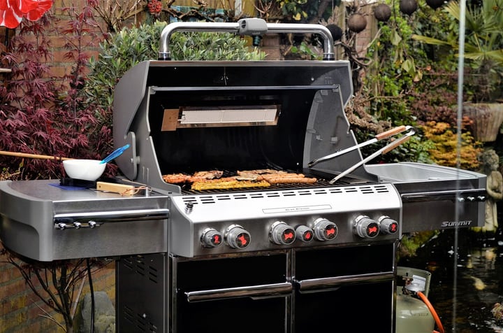 outdoor kitchen grill