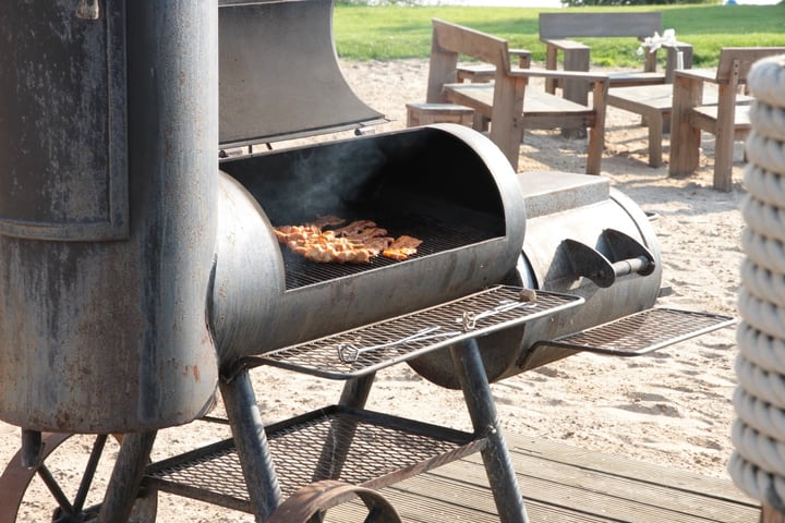 Pequeña parrilla de cocina al aire libre