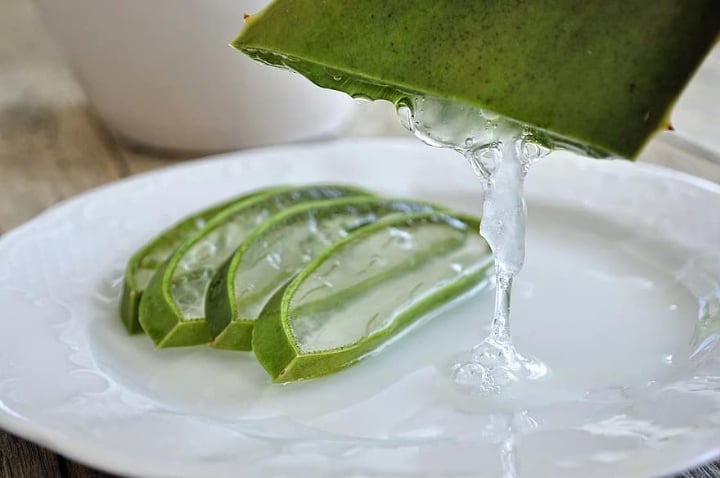 extracting aloe vera gel for bergamot oil toner