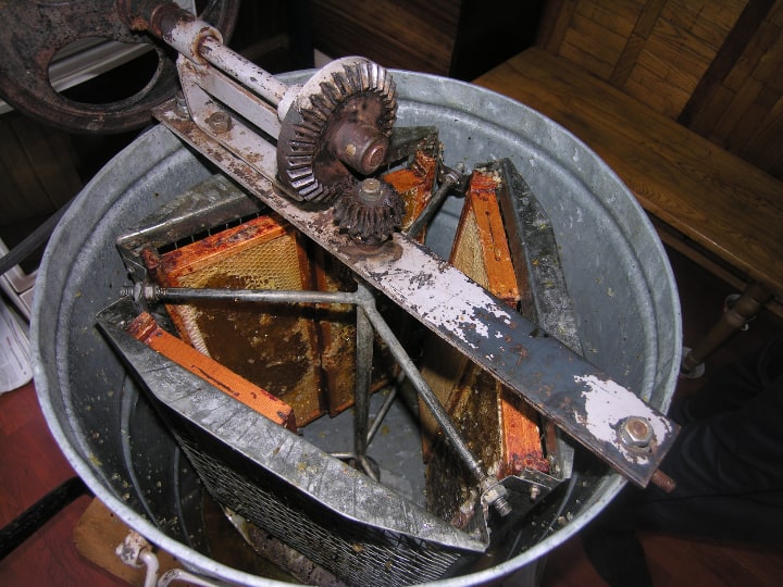 extracting honey from honeycomb