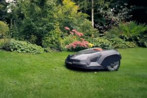 how a robotic lawn mower works
